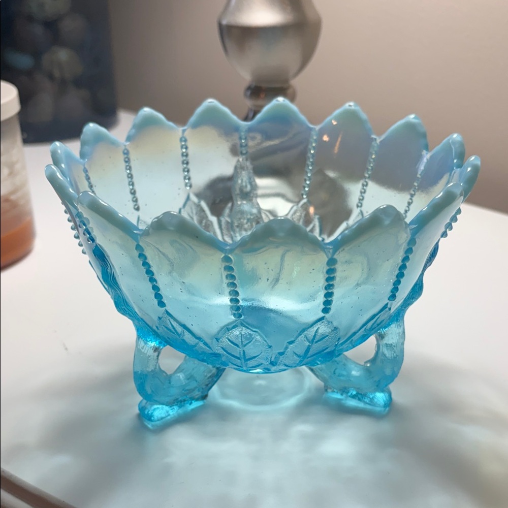 EUC Vintage Northwood blue glass three footed bowl leaf beads scalloped edges